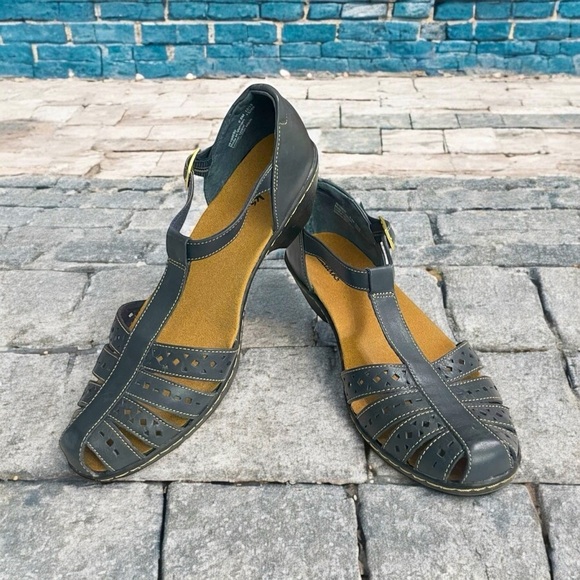 Clarks Wendy River Black Leather Closed Toe Sandal Buckle Heel Shoes 9.5 M - Picture 1 of 11
